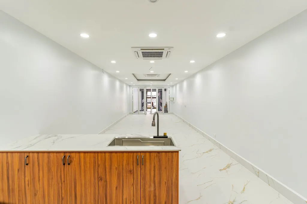 Retail Space St.282 (10 of 17).webp