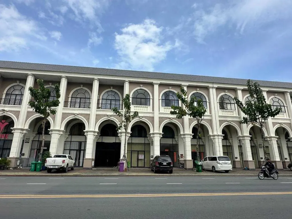 1号路炳发城商业街精装修店铺排屋