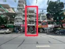 河边对面排屋店面
