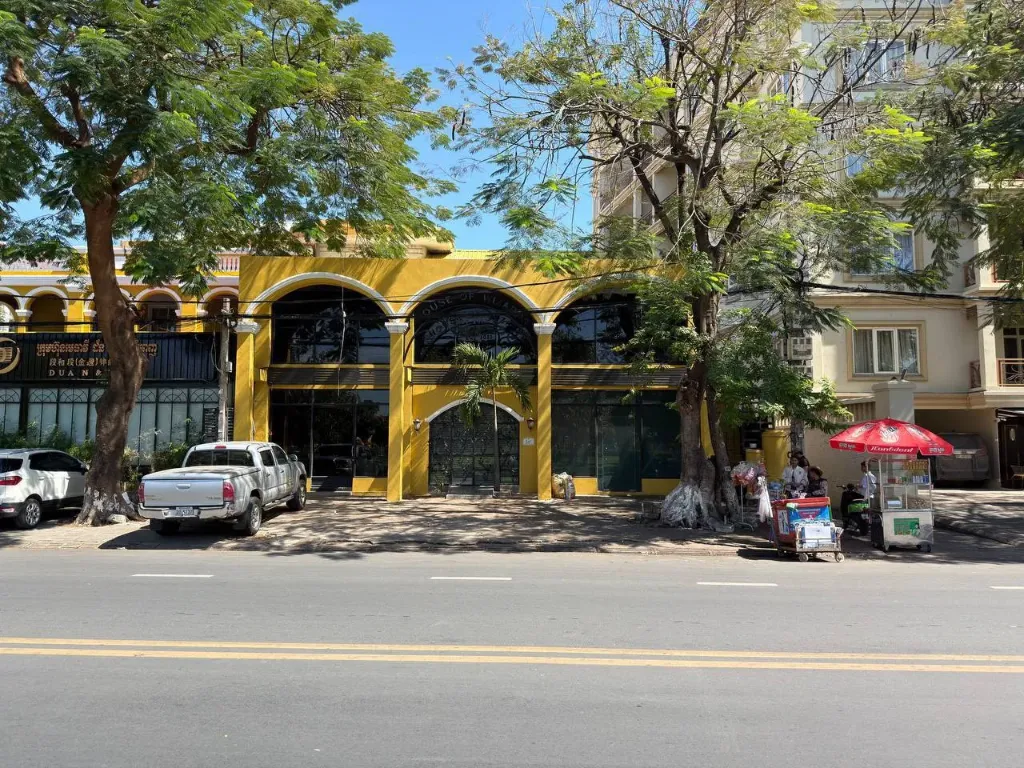[S62] 洋人街 河边三户打通的店面