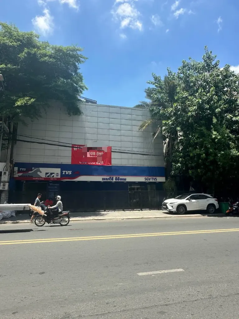 SKY VILLA 斜对面店面